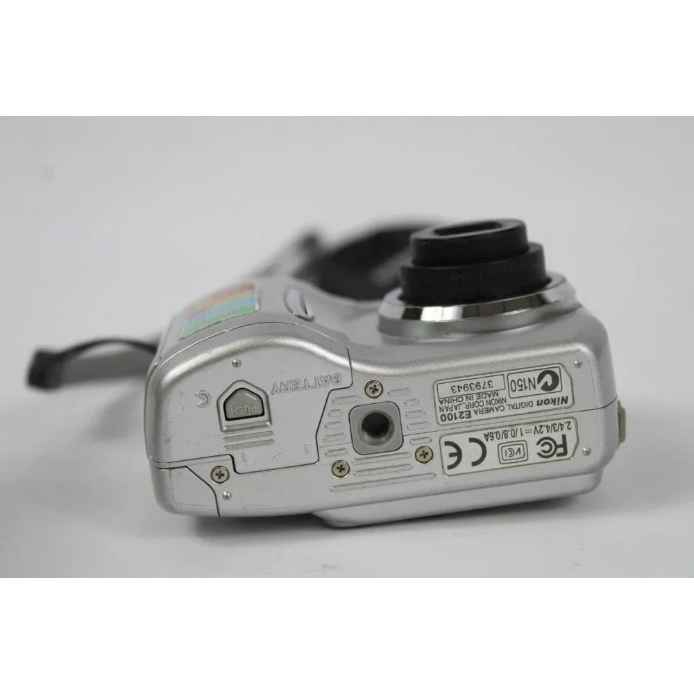 Nikon COOLPIX 2100 2.0MP Digital Camera Silver Retro Vintage Tested & Working